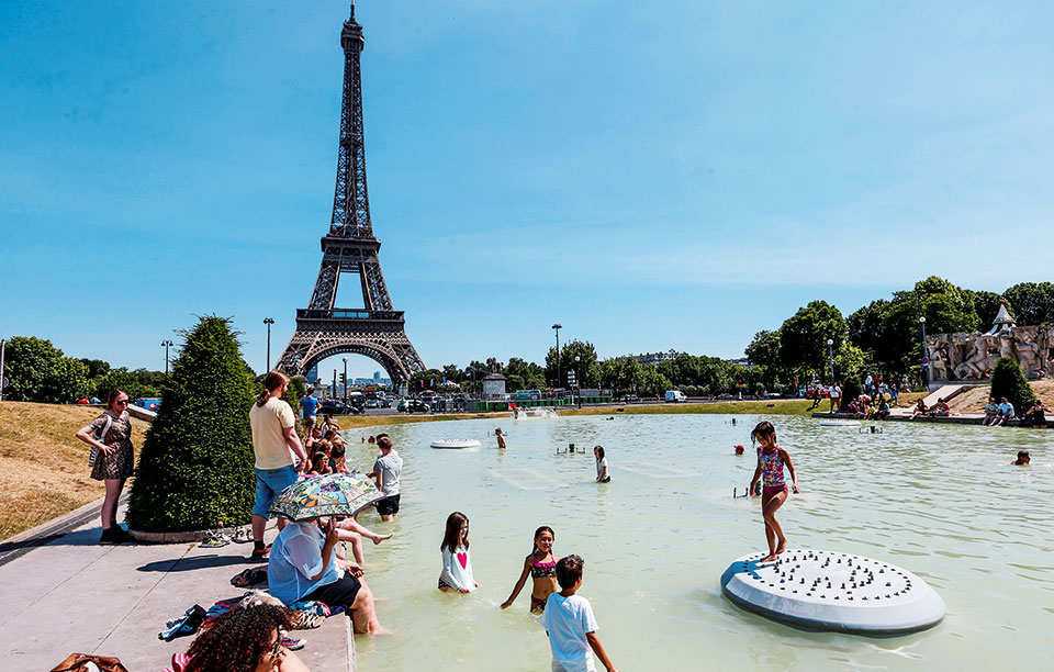 με-μαγιό-και-t-shirt-2196441