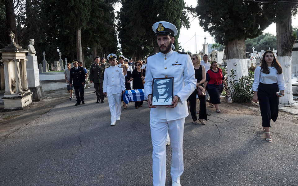 αποχαιρετισμός-σε-έναν-ήρωα-2194452