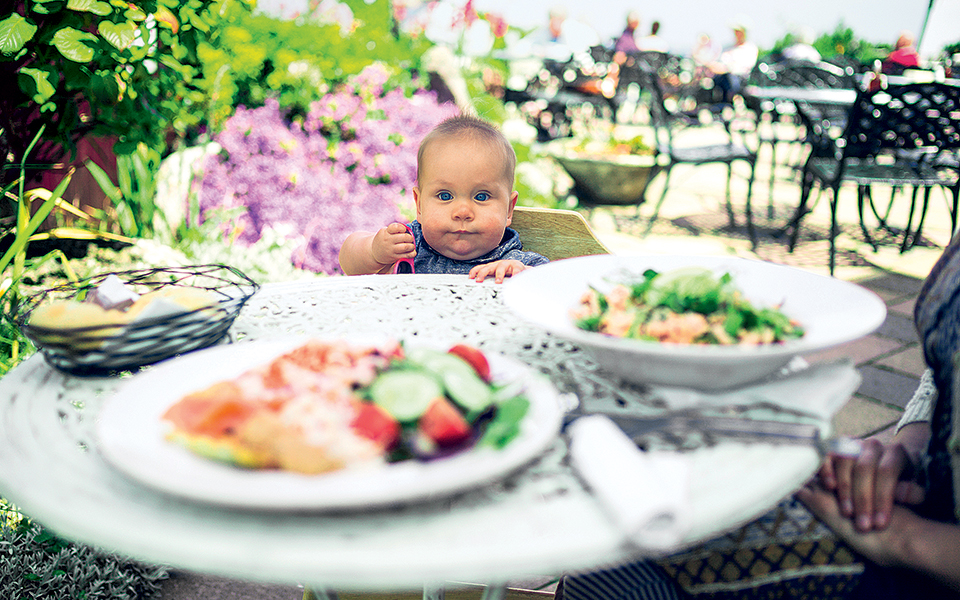 τρώγοντας-έξω-παρέα-με-την-μπέμπα-2194664