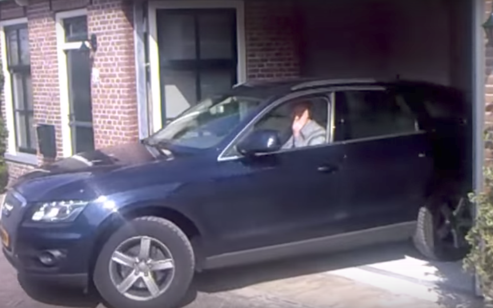 ένα-καμουφλαρισμένο-γκαράζ-2194294