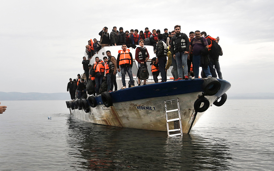 813-μετανάστες-έφτασαν-στα-νησιά-μέσα-σε-2197956