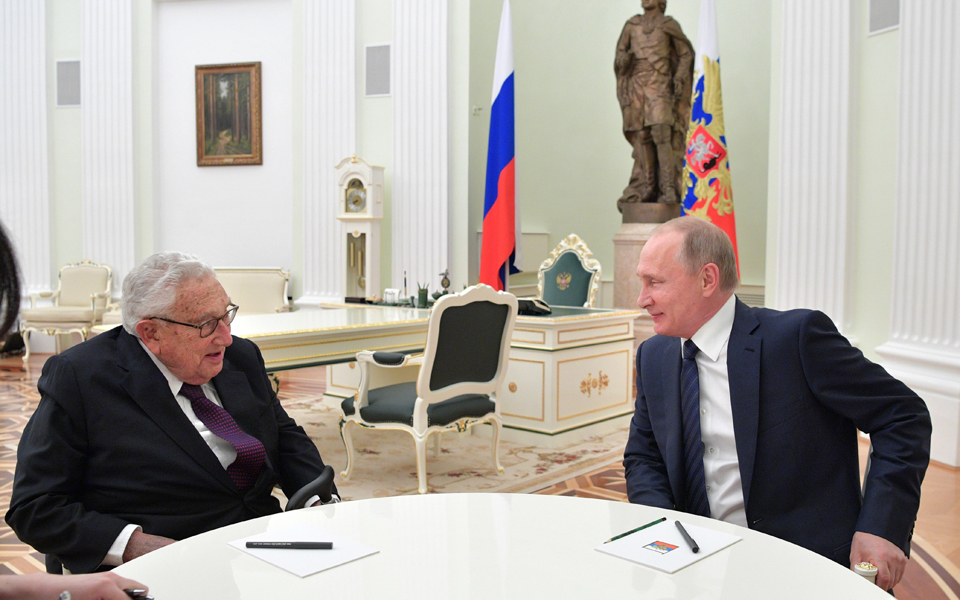 ο-κίσινγκερ-φέρνει-ξανά-κοντά-ηπα-ρω-2198000