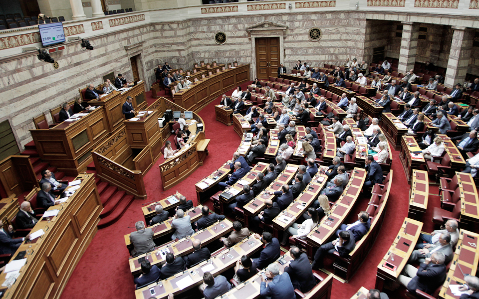 εφ-όλης-της-ύλης-σύγκρουση-στη-βουλή-2198276