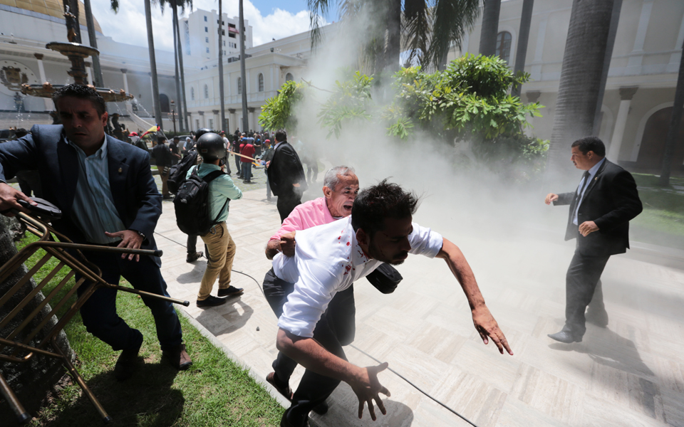 οπαδοί-του-μαδούρο-ξυλοκόπησαν-βουλε-2198610