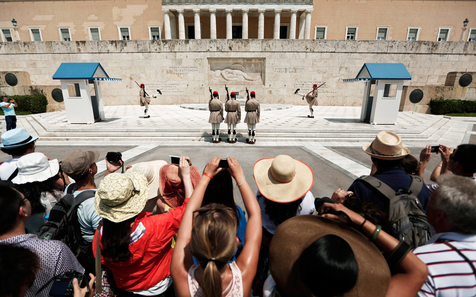 μείωση-της-μέσης-δαπάνης-των-τουριστώ-2201658