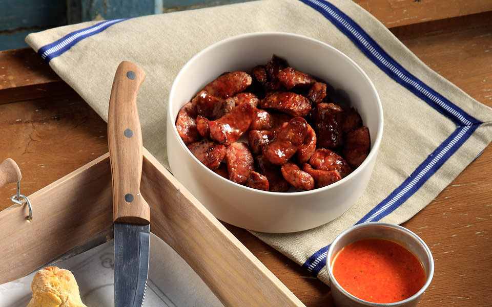 λουκάνικα-χωριάτικα-με-σάλτσα-από-πιπ-2200613