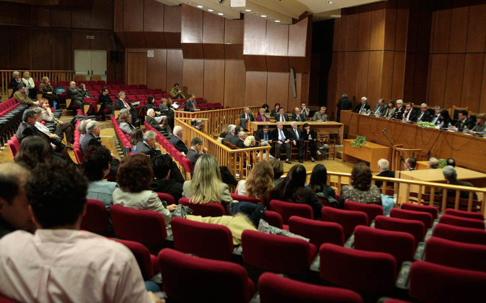 σε-τεντωμένο-σχοινί-δικαστές-κυβέρνη-2200331