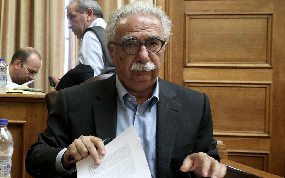 βαριά-πλάκα-εσωστρέφειας-πάνω-σε-ότι-έ-2202579