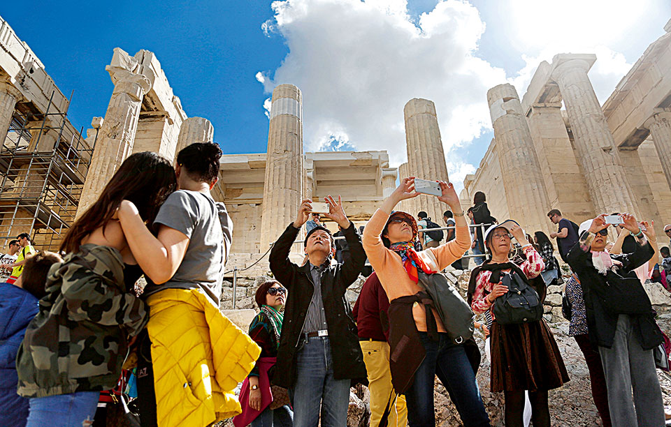 οι-τουρίστες-ταξιδεύουν-στην-ελλάδα-2202336