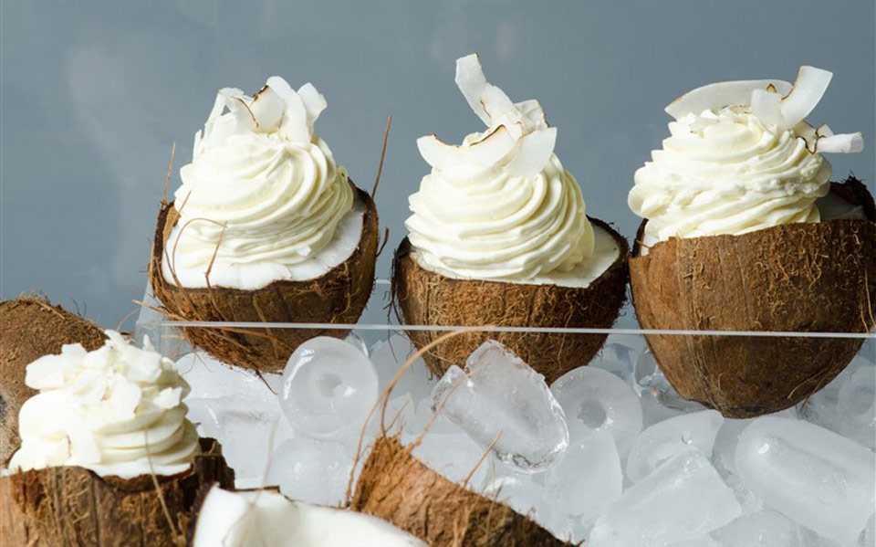 μους-καρύδας-σερβιρισμένη-μέσα-σε-καρ-2200645