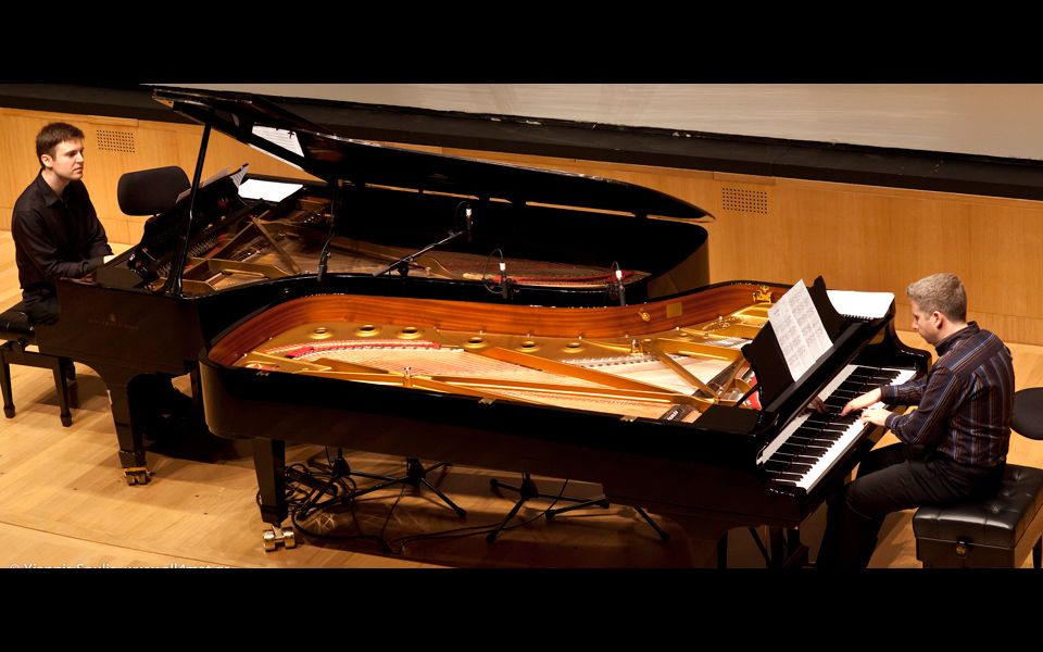 πιάνο-και-κρουστά-σε-δημιουργικό-διάλ-2200992