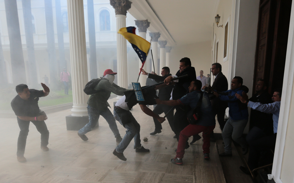 βενεζουέλα-τραυματίες-από-εισβολή-υπ-2198591