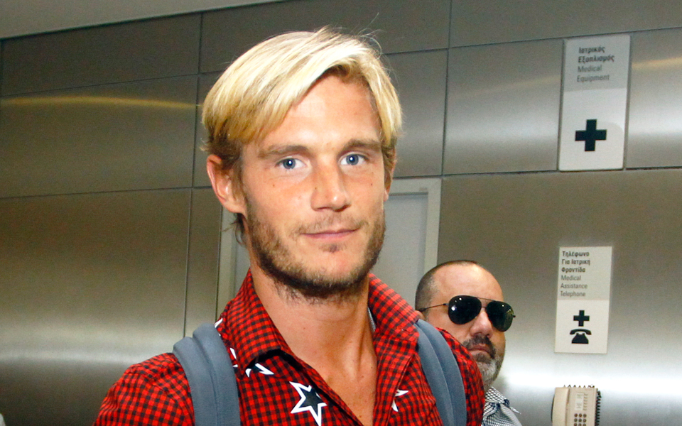 και-ερυθρόλευκος-και-παίζει-με-ριέκ-2203927