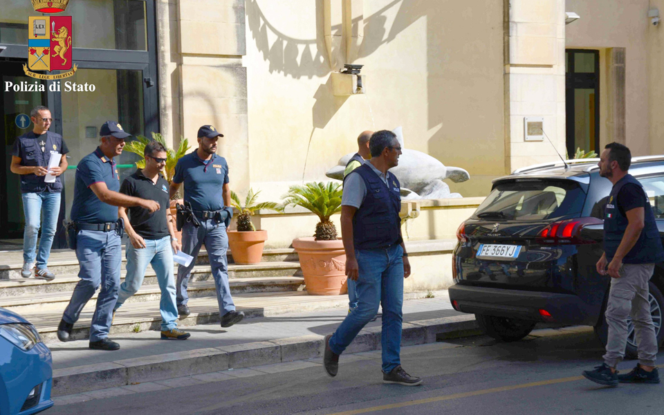 στην-ιταλία-έβαζαν-φωτιές-και-τις-έσβη-2203968