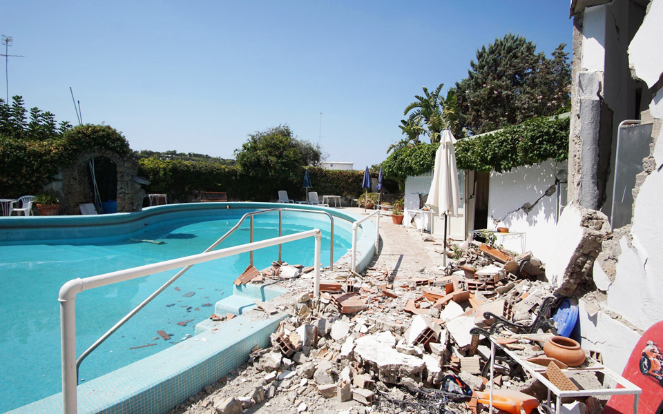 δύο-νεκροί-στον-σεισμό-έξω-από-τη-νάπολ-2205802