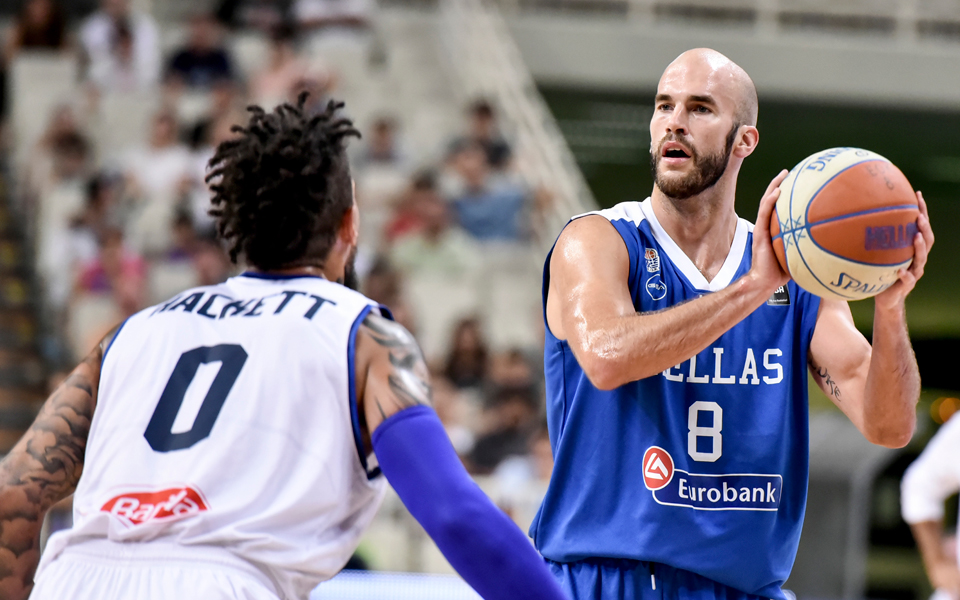 εσφιξε-τις-γροθιές-της-η-εθνική-2206116