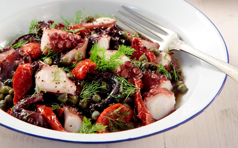 χταπόδι-με-λιαστές-ντομάτες-και-κάππα-2204342