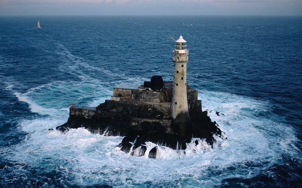 ο-μοναχικός-φάρος-που-μοιάζει-με-δάκρυ-2207066