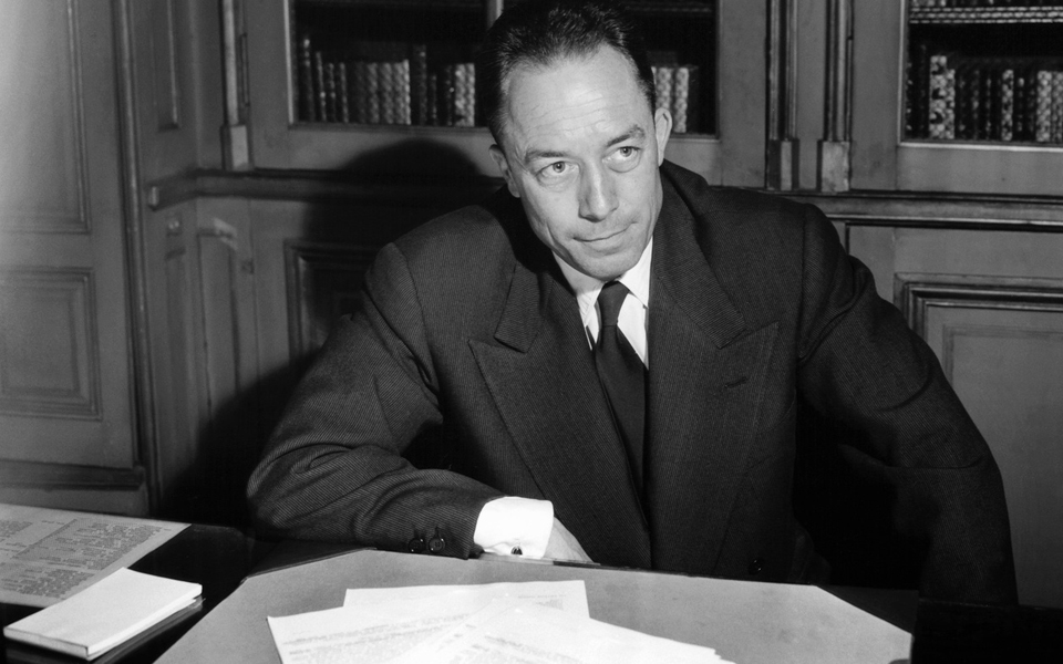 με-τον-καμύ-σε-παραλία-ερημική-2205733