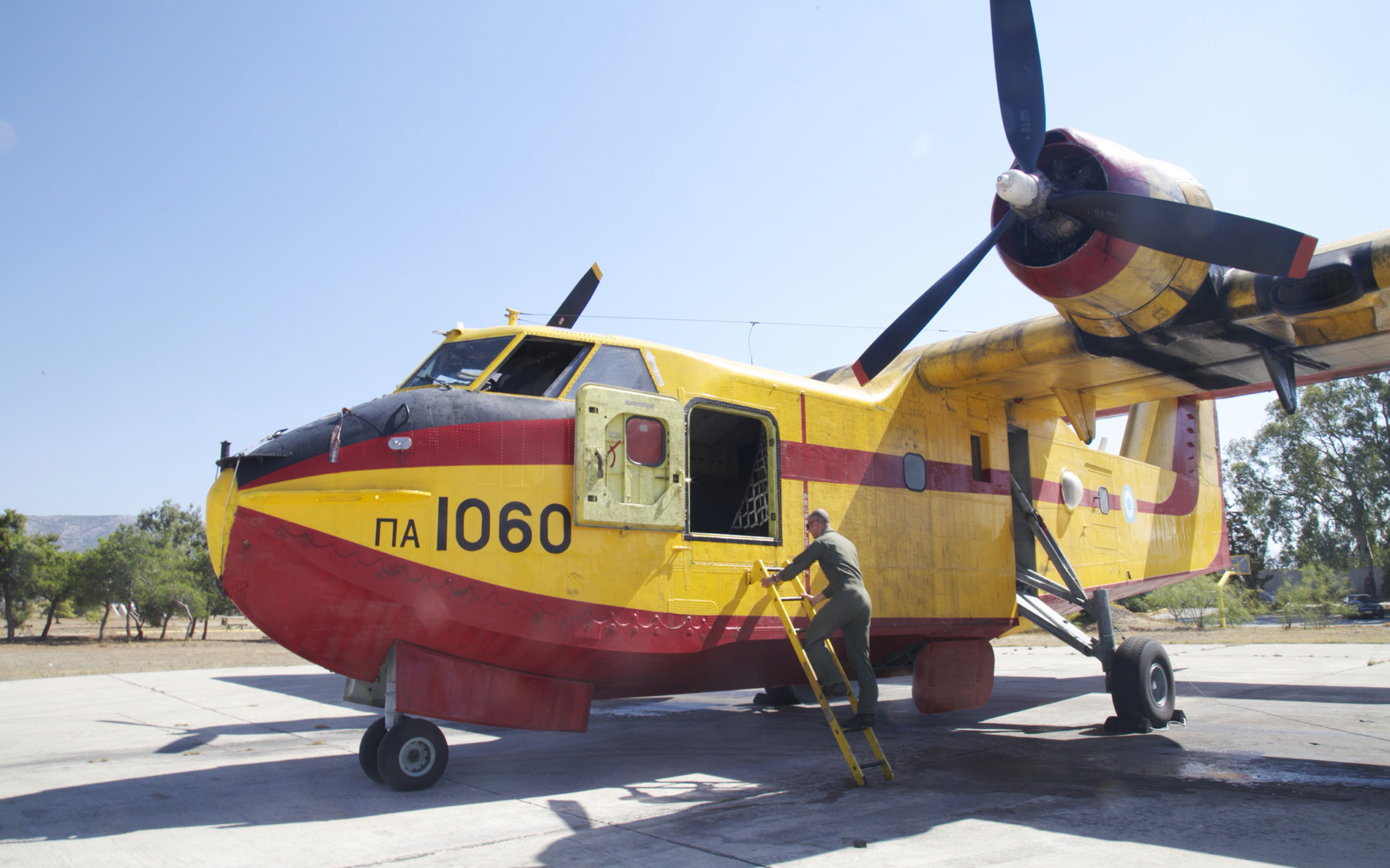 πατέρας-και-γιος-στα-ίδια-canadair-2205592