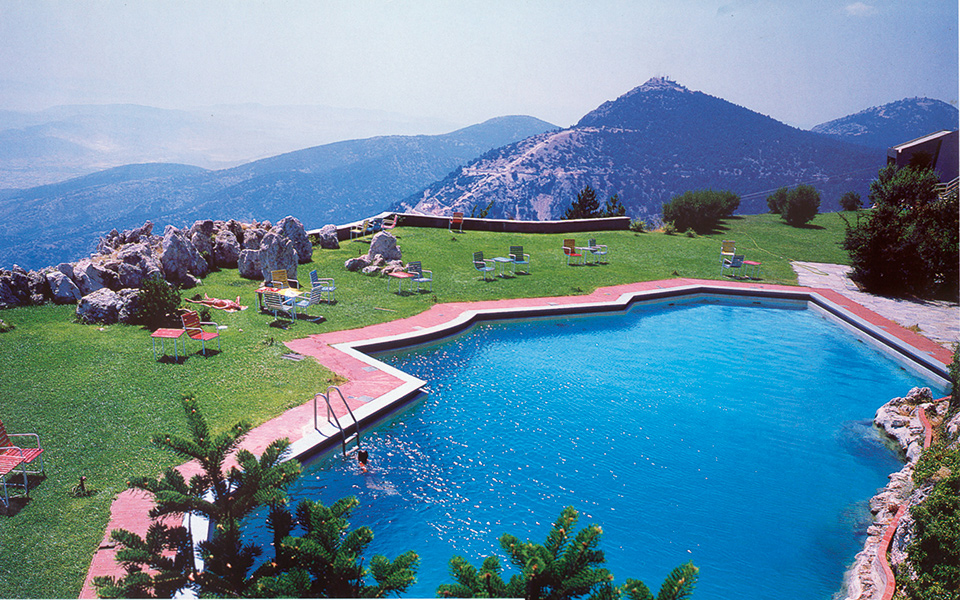 πισίνα-με-υπογραφή-και-θέα-2207037