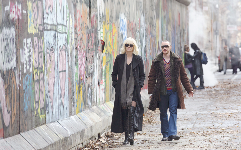 νέες-ταινίες-μια-ξανθιά-βόμβα-και-έν-2205108