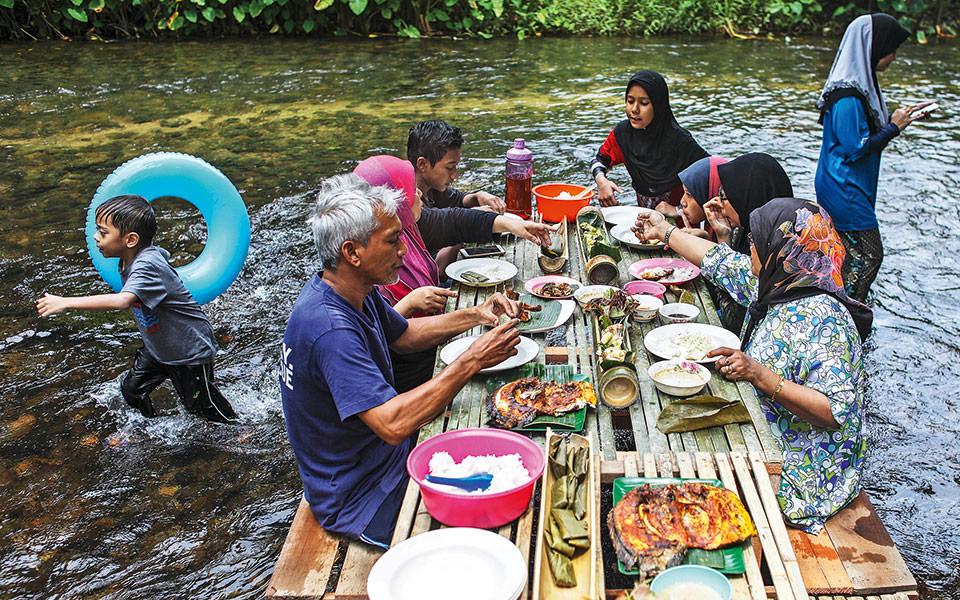 με-τα-πόδια-στο-νερό-2207095
