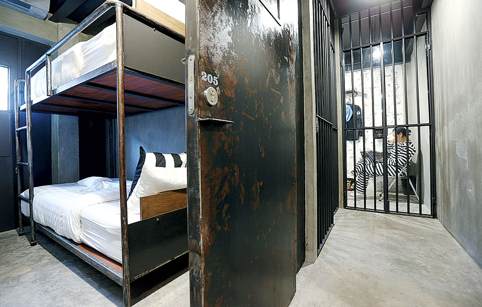 tης-φυλακής-τα-κάγκελα-2206233