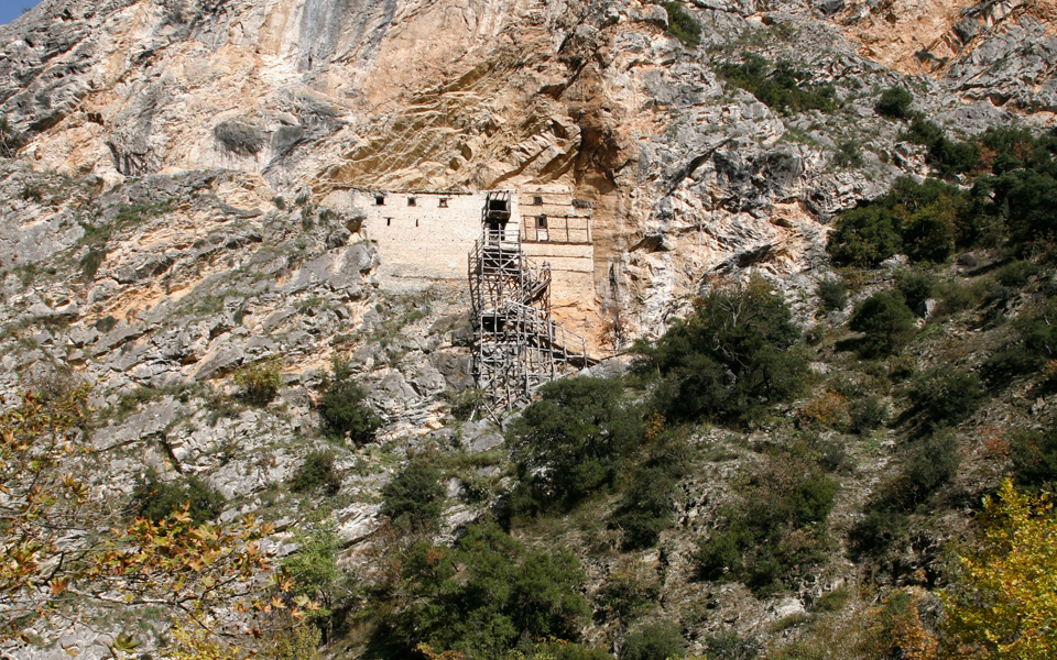 το-άγνωστο-ασκηταριό-κρεμασμένο-στον-2205327