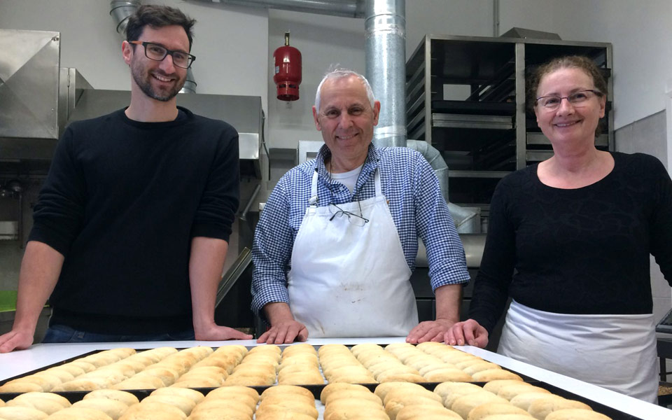 παστιτσάκια-και-αμυγδαλωτά-στου-τζιώ-2204339