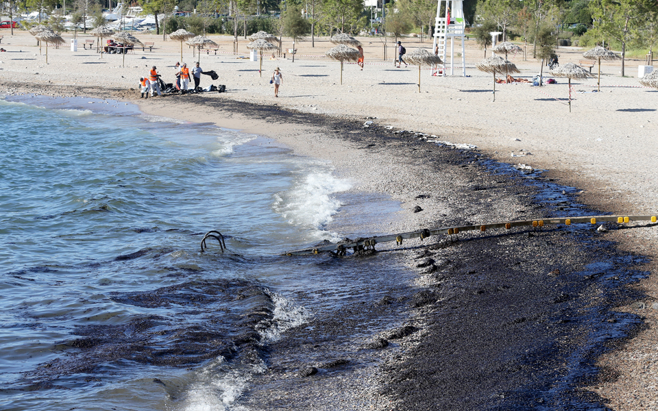 η-ρύπανση-έφτασε-στις-παραλίες-της-αθή-2209035