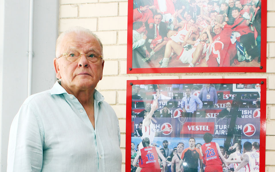 φιλικό-λάμψης-και-τιμής-στον-ιβκοβιτς-2209978