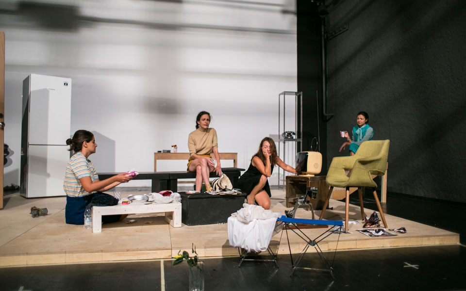 κωμωδία-που-κρύβει-ένα-τσουνάμι-2210205