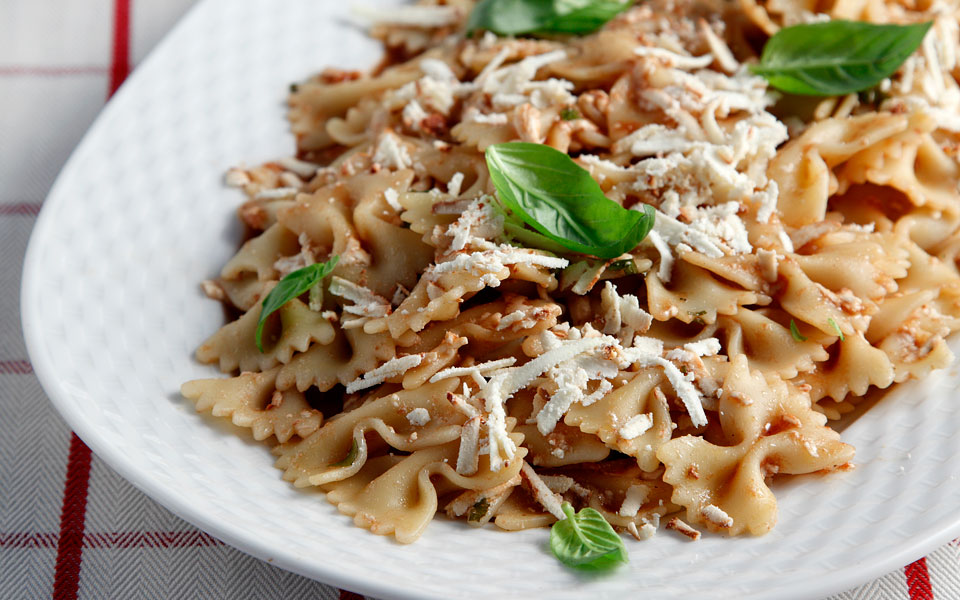 φαρφάλες-με-βινεγκρέτ-ντομάτας-σκόρδ-2210062