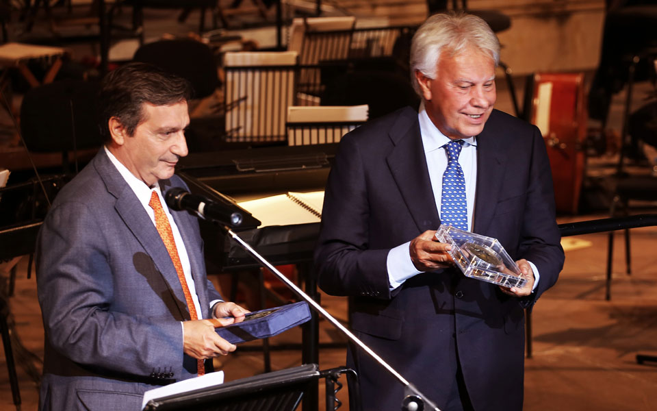 ο-δήμαρχος-καμίνης-απένειμε-το-2ο-βραβε-2209557