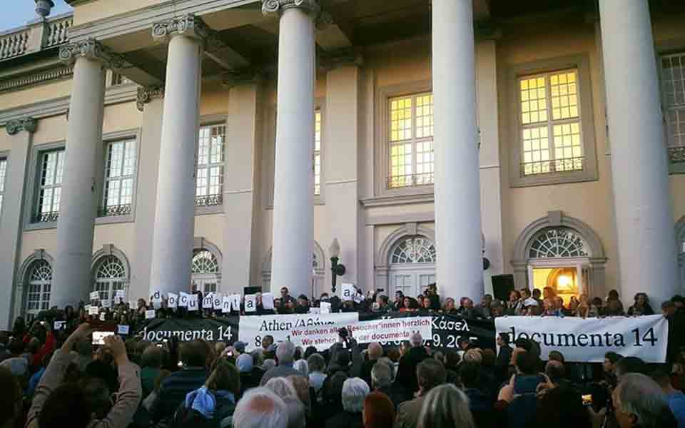 μια-πικραμένη-αυλαία-για-την-documenta-14-2209771