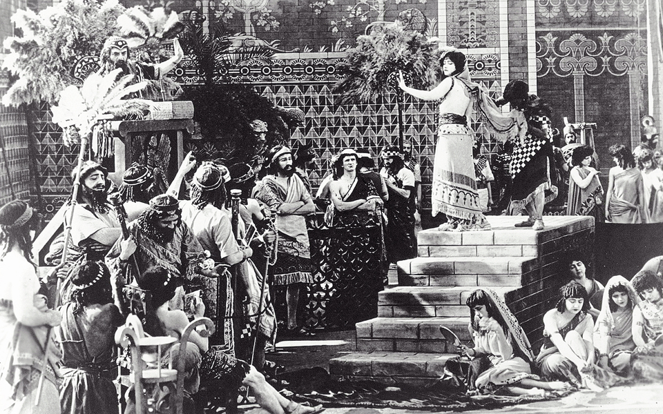 μισαλλοδοξία-η-βωβή-τοιχογραφία-το-2211222