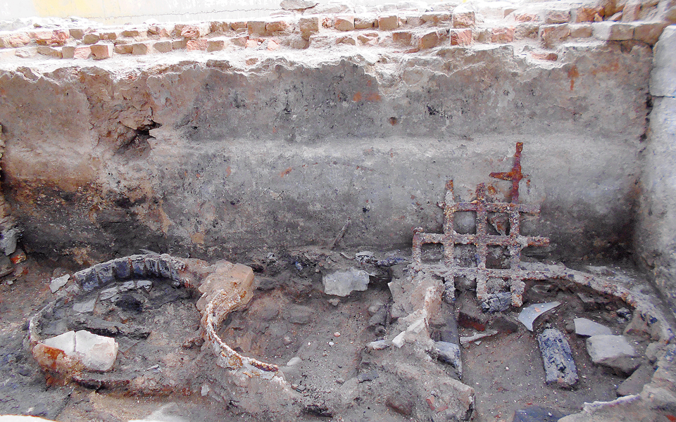 στο-φως-τα-καμένα-αντικείμενα-των-νοικ-2207428