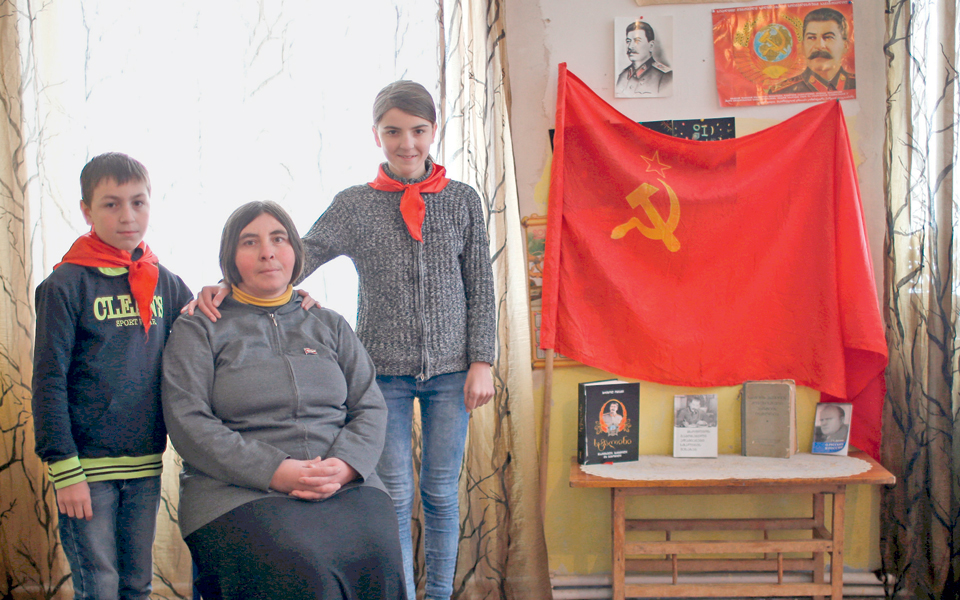 ζώντας-και-πεθαίνοντας-στην-εσσδ-2207261