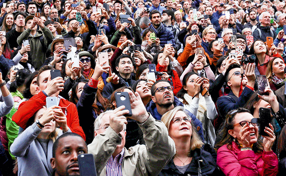 h-πλατεία-ήταν-γεμάτη-2211308