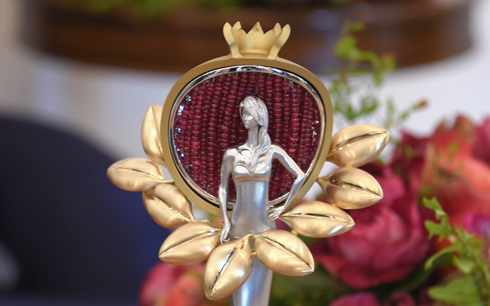 h-chopard-φιλοτέχνησε-το-έπαθλο-των-πρώτων-green-carpet-fash-2211017