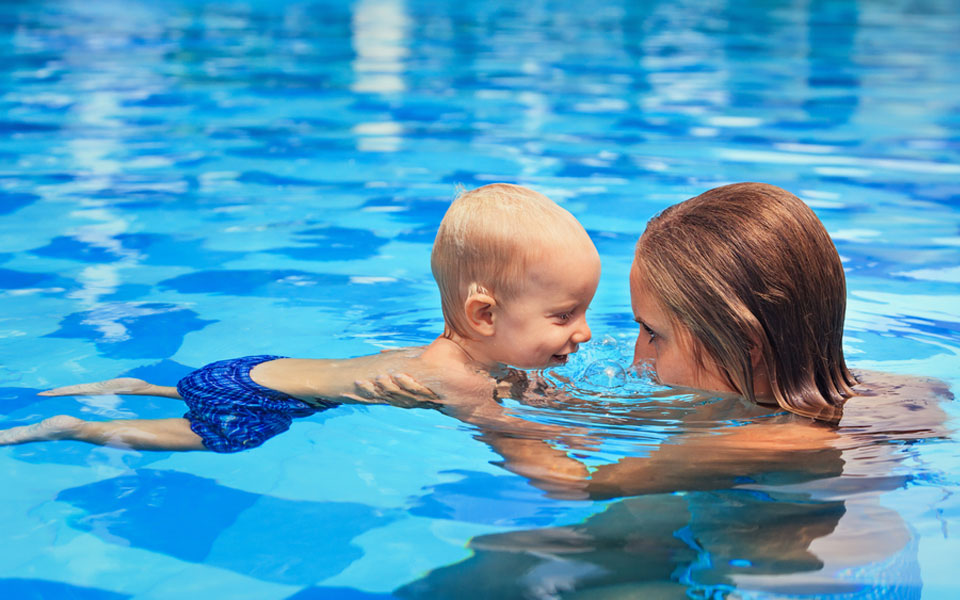 πώς-θα-μάθετε-στο-μωρό-σας-να-κολυμπά-2207922