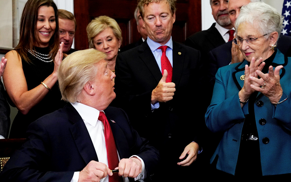 επικίνδυνες-πιρουέτες-από-τον-τραμπ-2213601