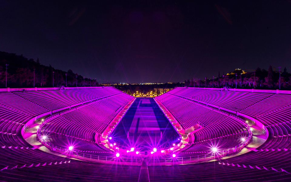 το-καλλιμάρμαρο-βάφτηκε-ροζ-για-τον-αγ-2214342