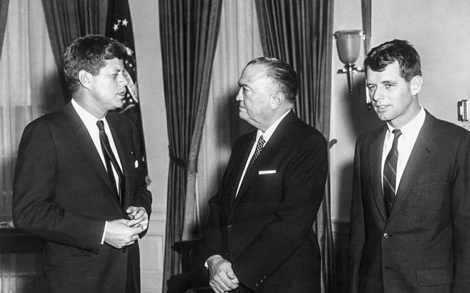 οι-επίμονες-θεωρίες-συνωμοσίας-για-τη-2214905