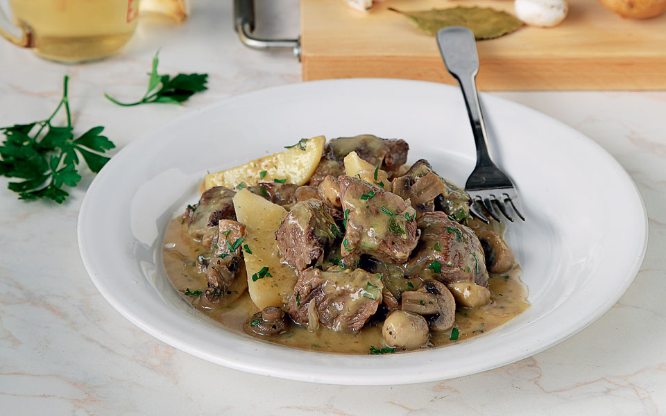 μοσχάρι-μαγειρευτό-με-μανιτάρια-και-π-2212792