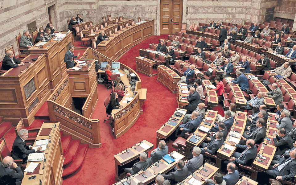 η-πολιτική-μάχη-μεταφέρεται-στον-χώρο-2214665