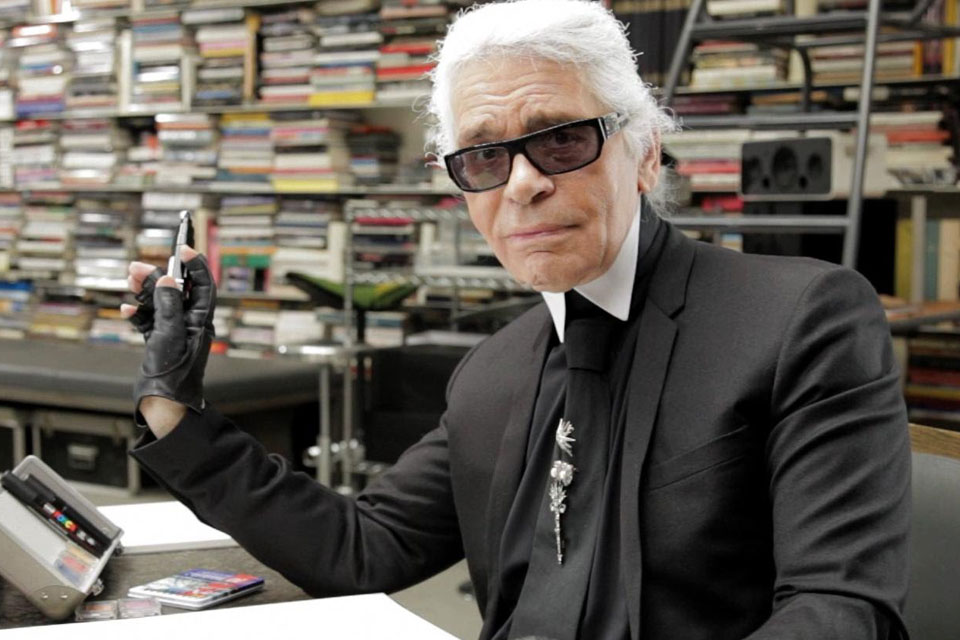 ο-karl-lagerfeld-με-μια-γελοιογραφία-κουνάει-το-δ-2214273