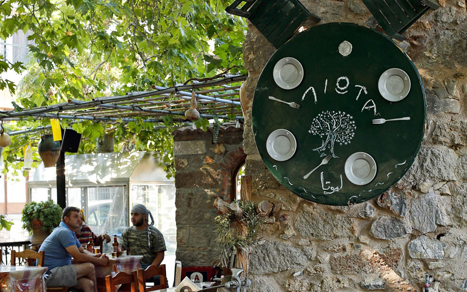 λιώτα-παίζουν-το-κρέας-στα-δάχτυλα-2214857