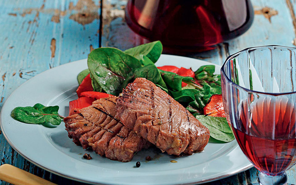 ψάρι-με-κόκκινο-κρασί-2213980